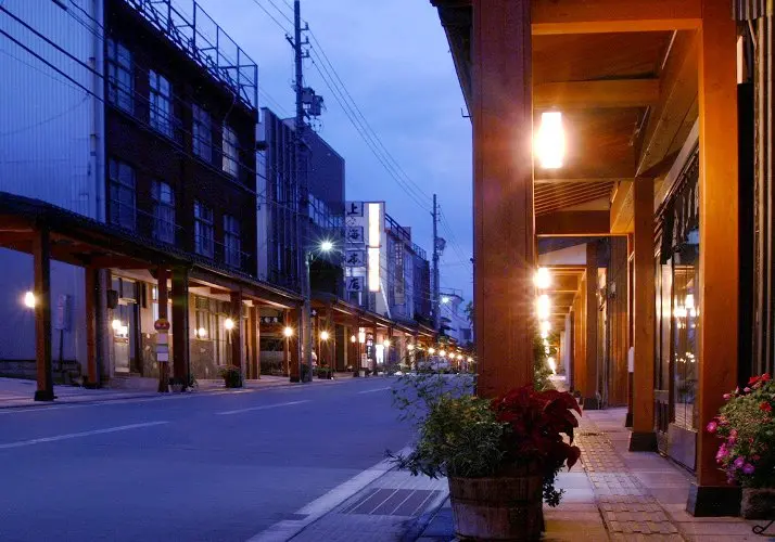 長野県飯山市愛宕町雁木通り(仏壇通り)
